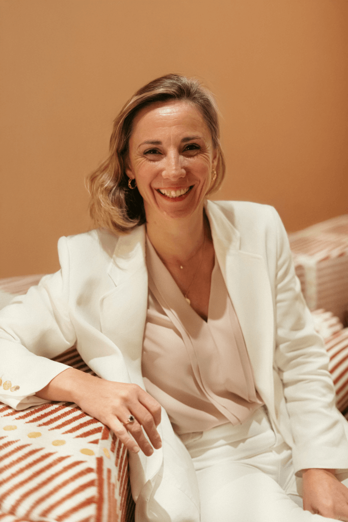 portrait de Stéphanie Digeon assise sur un canapé