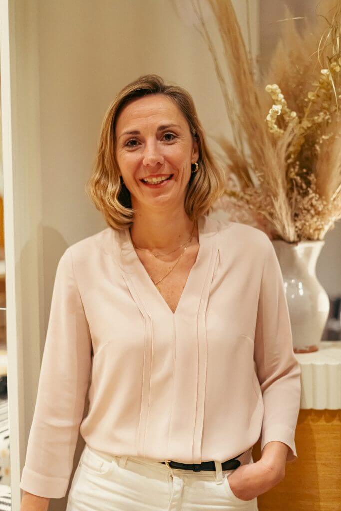 portrait de Stéphanie Digeon debout