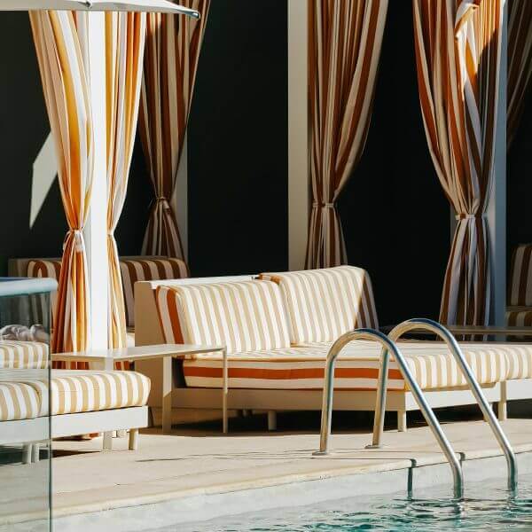 Piscine d'hôtel avec un transat sur la terrasse